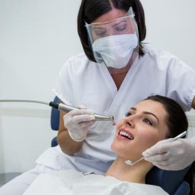 Dentysta Egzamininuje Zenskiego Pacjenta Z Narzedziami 107420 74189