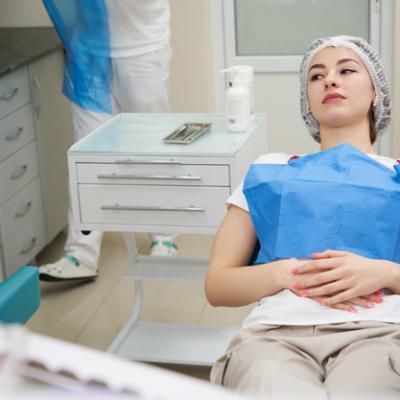 Yong Ladna Kobieta Siedzi Na Fotelu Dentystycznym W Gabinecie Dentystycznym Pacjentka U Dentysty Czeka Na Sprawdzenie 130111 3936